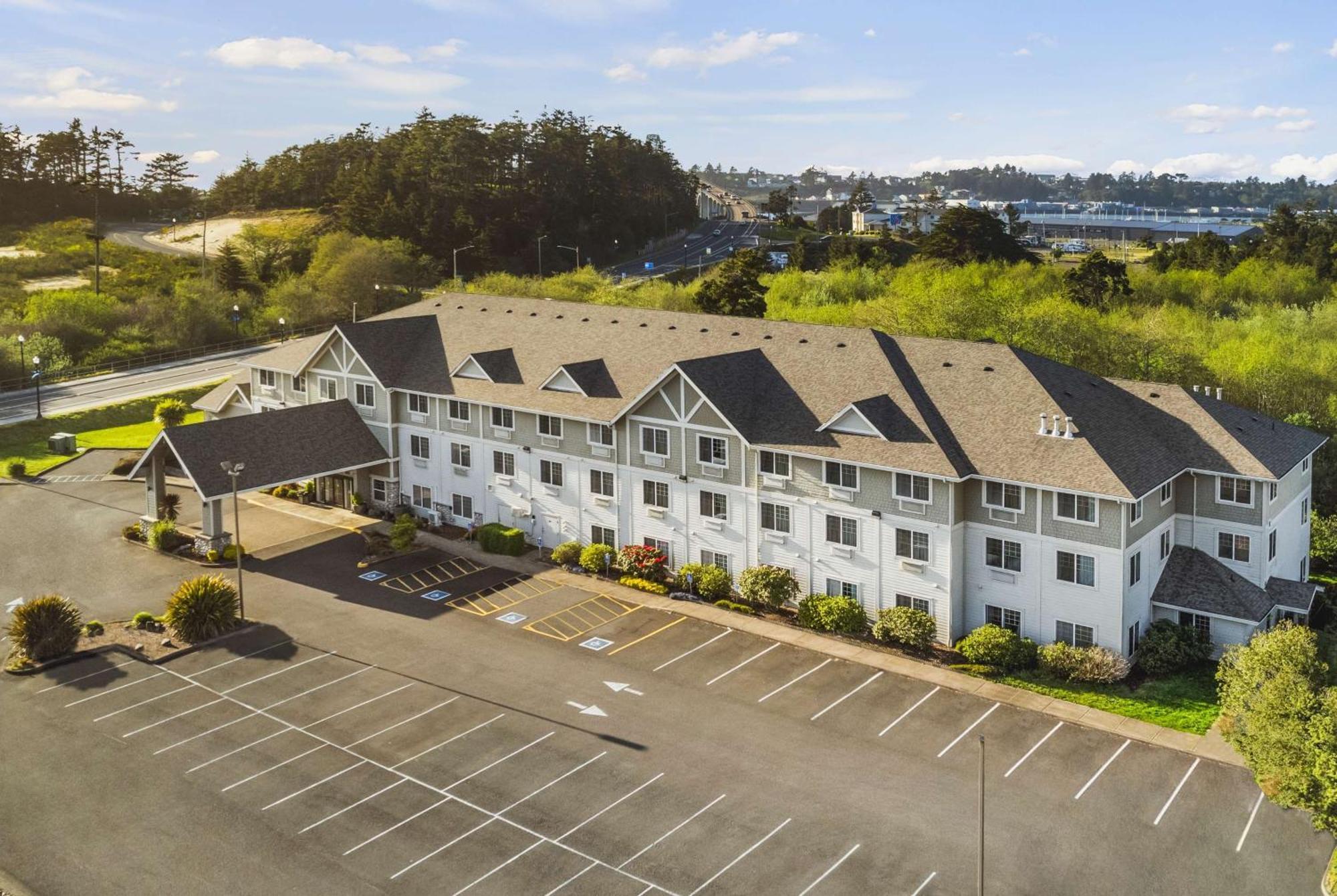 La Quinta By Wyndham Newport Hotel Exterior photo