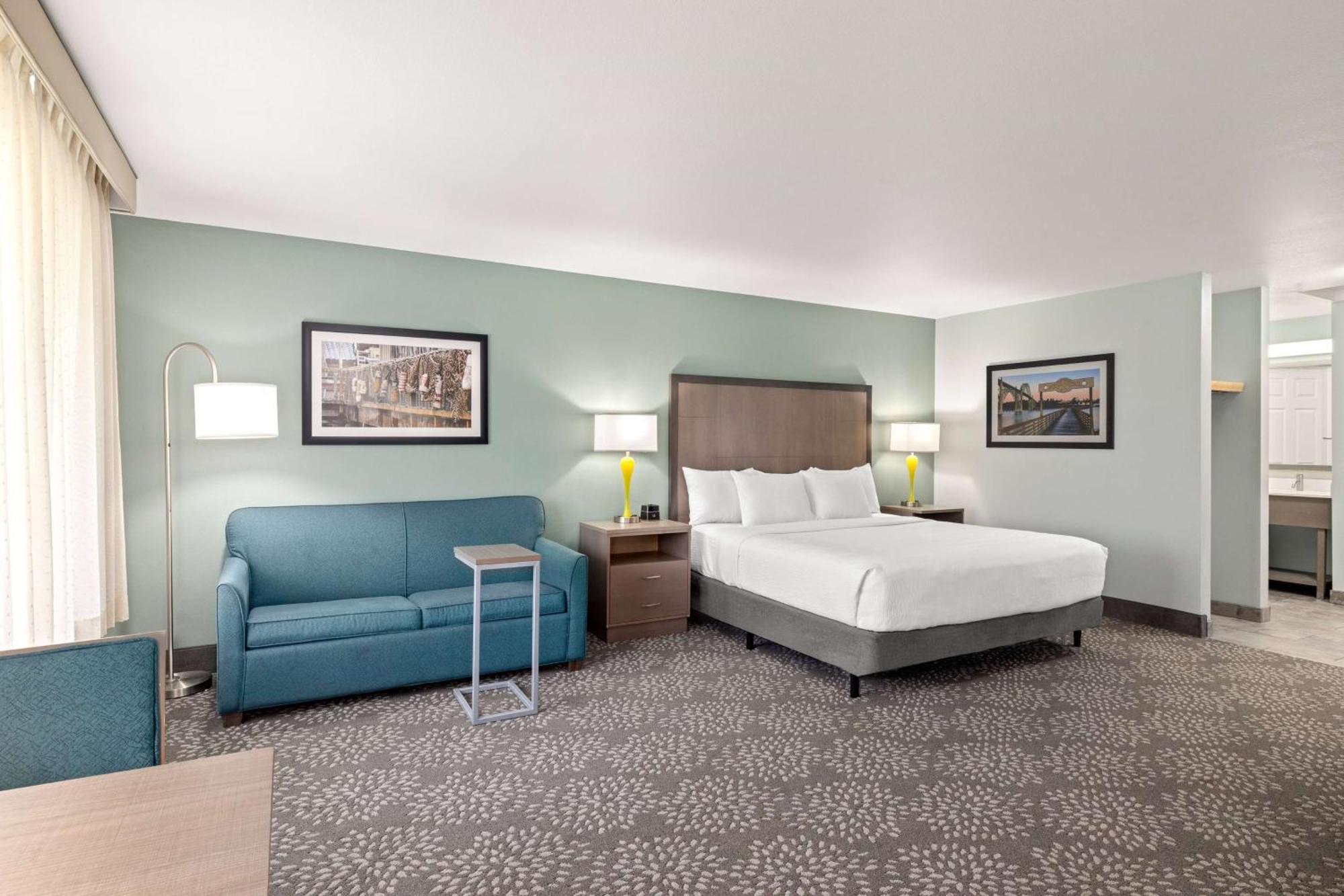 La Quinta By Wyndham Newport Hotel Exterior photo