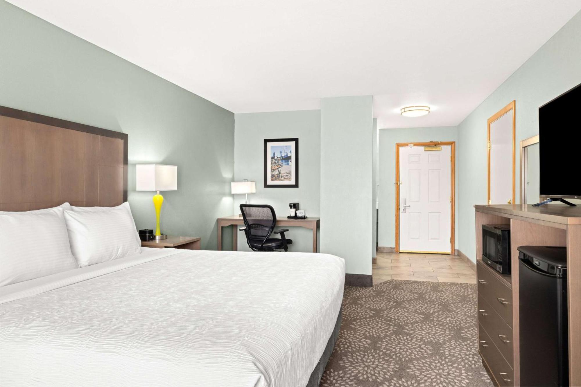 La Quinta By Wyndham Newport Hotel Exterior photo